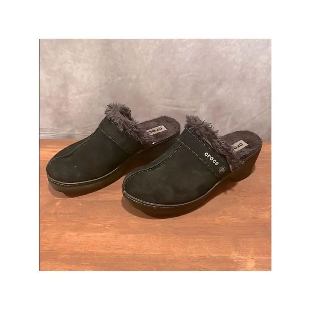 Crocs low platform Sherpa faux fur lined black suede clogs size 9